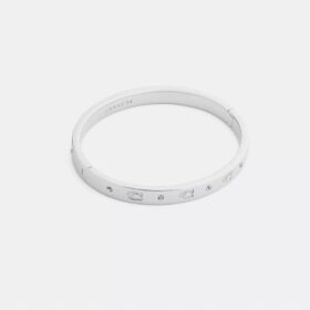 Armbånd med gjentatte C-er og hengsler