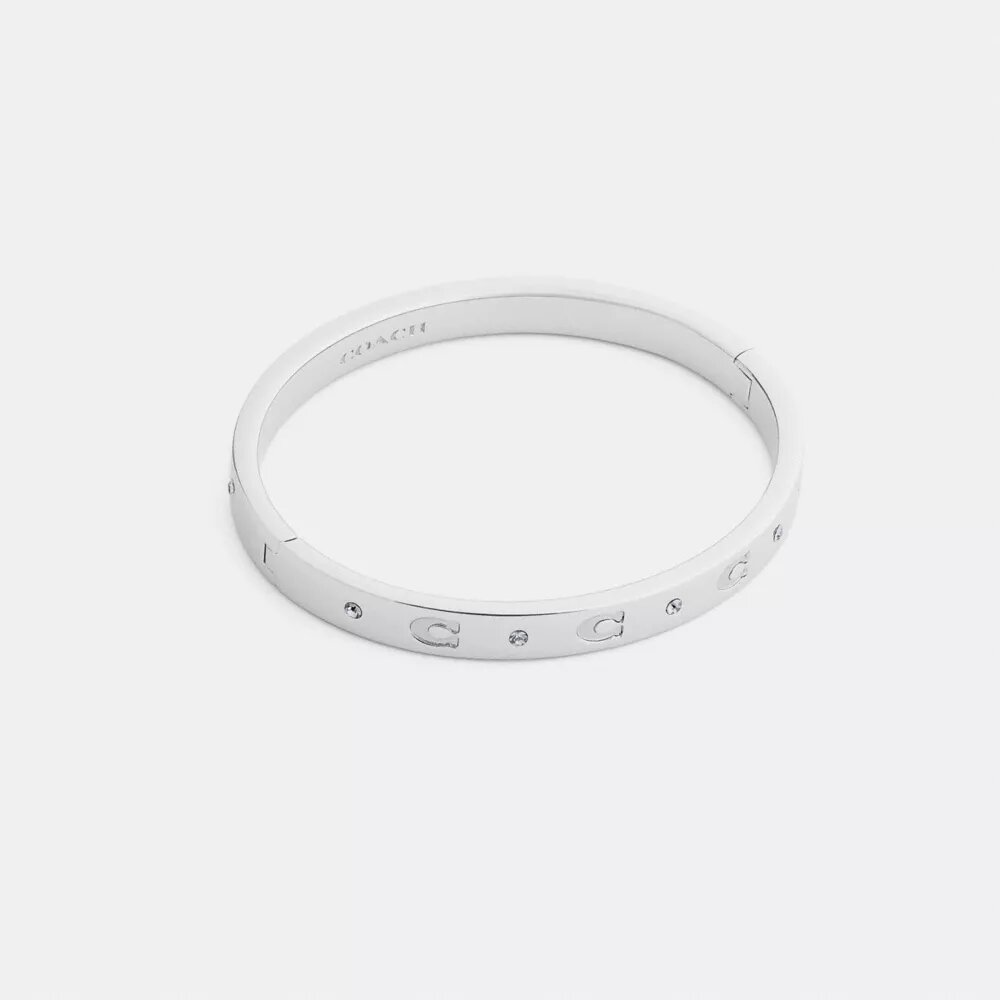 Armbånd med gjentatte C-er og hengsler