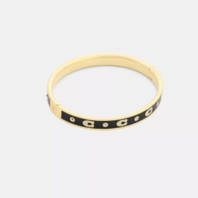 Armbånd med gjentatte C-er og hengsler