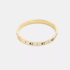 Armbånd med gjentatte C-er og hengsler