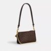 Audrey-crossbody-veske i Signature Canvas