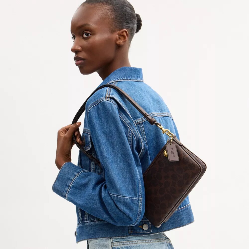 Audrey-crossbody-veske i Signature Canvas