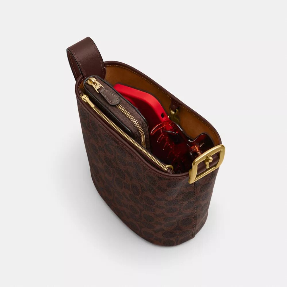 Bleecker Bucket Bag 21 i Signature Canvas
