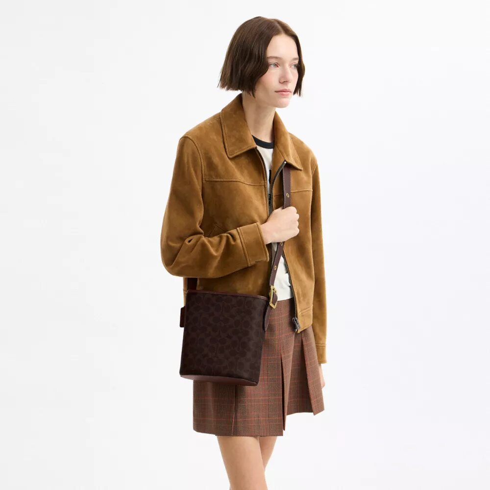 Bleecker Bucket Bag 21 i Signature Canvas