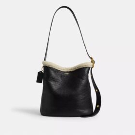 Bleecker-bucketveske i shearling