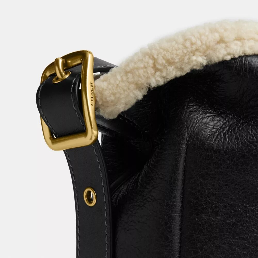 Bleecker-bucketveske i shearling