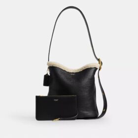 Bleecker-bucketveske i shearling