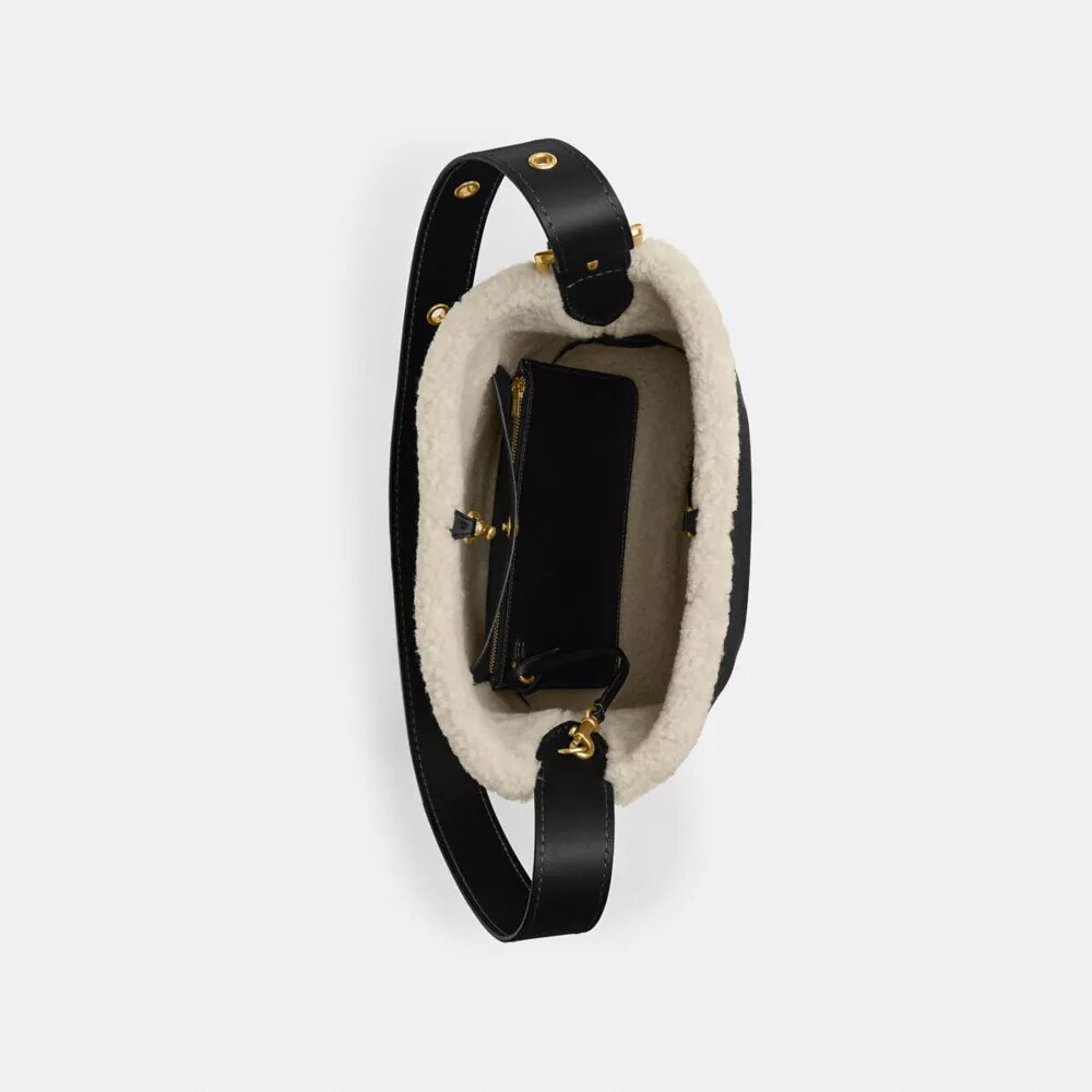 Bleecker-bucketveske i shearling