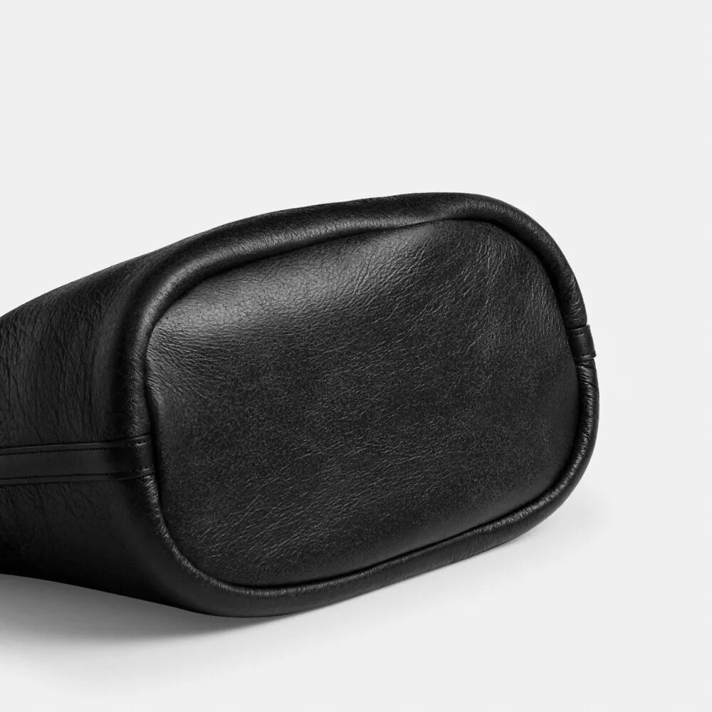Bleecker-bucketveske i shearling