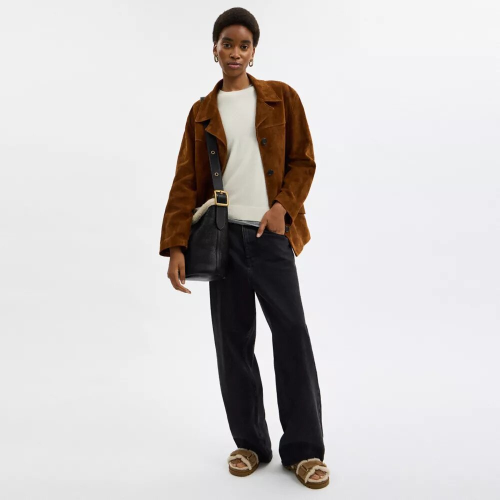 Bleecker-bucketveske i shearling