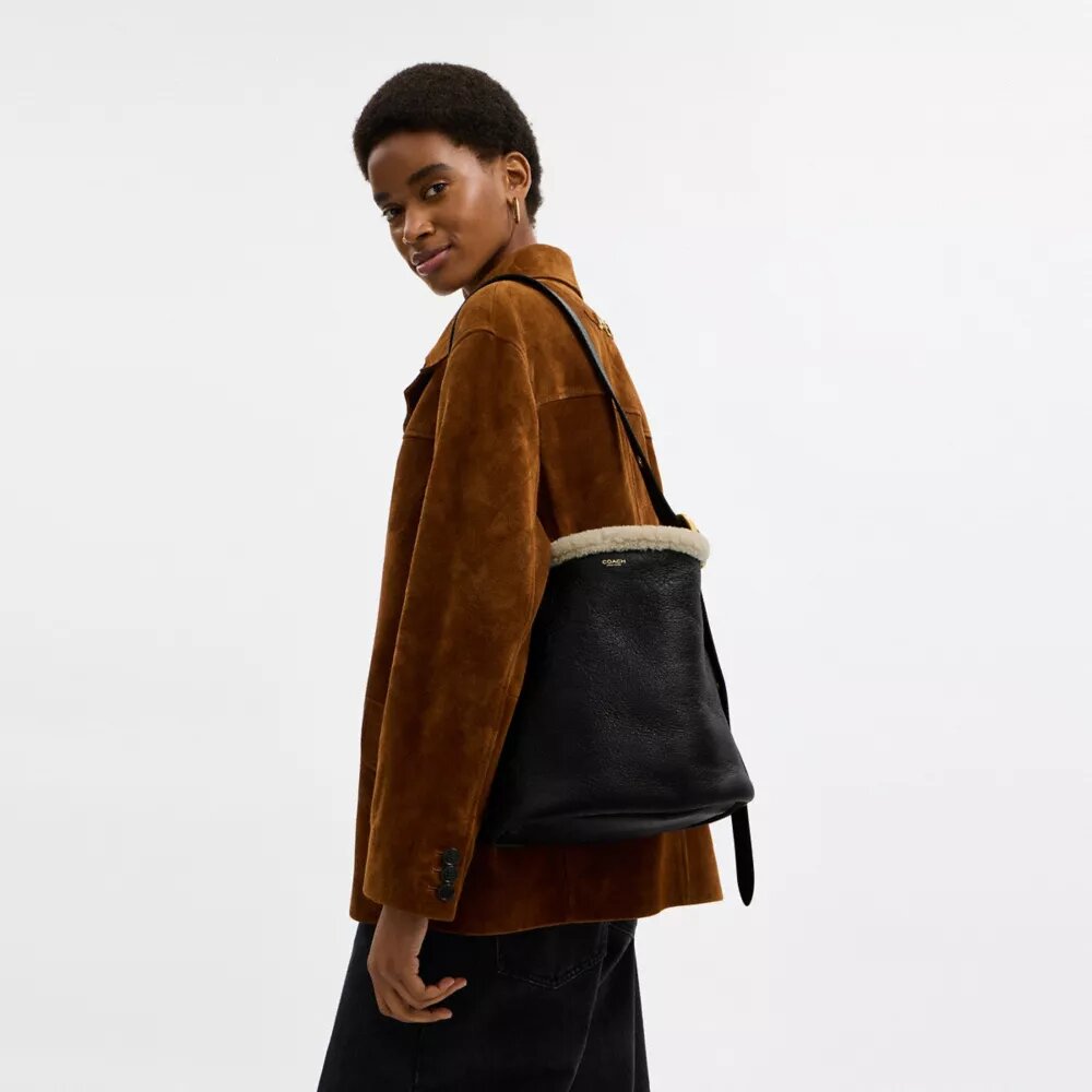 Bleecker-bucketveske i shearling