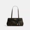 Bridget skulderveske med klaff i Loved Signature Canvas med anheng