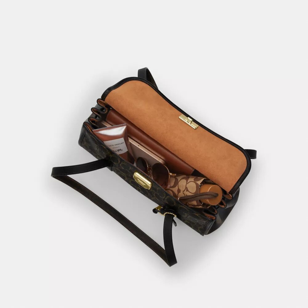 Bridget skulderveske med klaff i Loved Signature Canvas med anheng