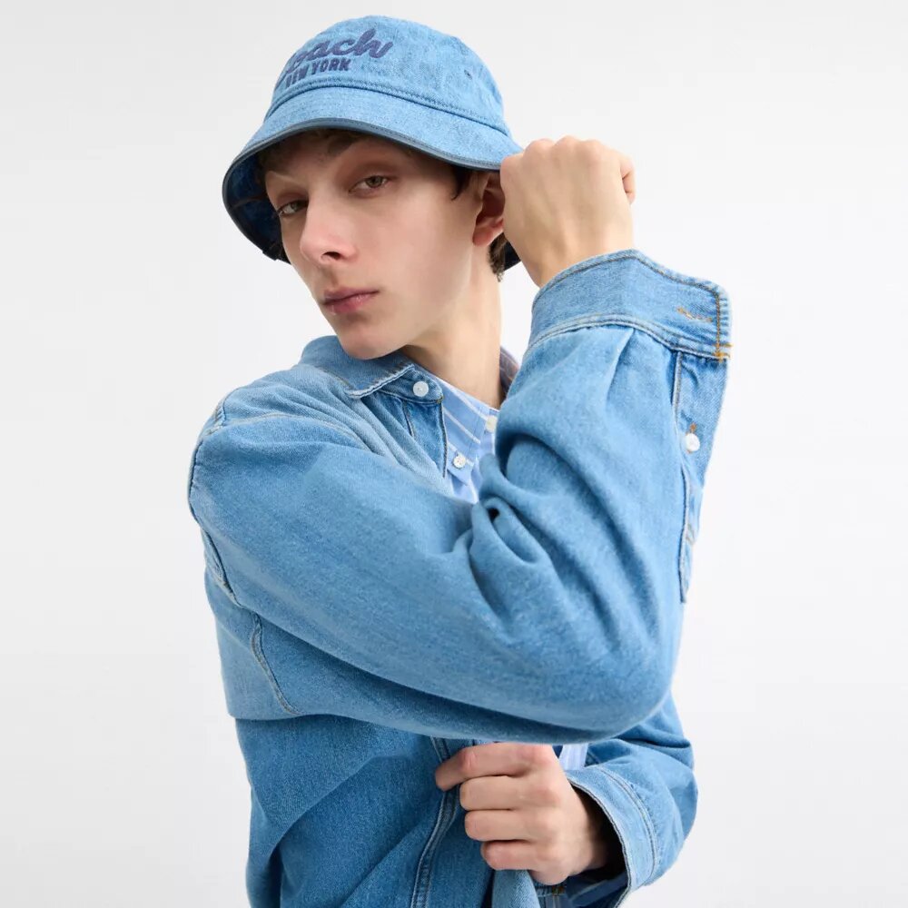 Bucket-hatt i denim med brodert Coach-skrift