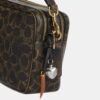 Carey-crossbody-veske i «Loved»-Signature Canvas med anheng