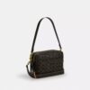 Carey-crossbody-veske i «Loved»-Signature Canvas med anheng