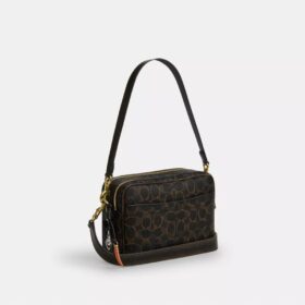 Carey-crossbody-veske i «Loved»-Signature Canvas med anheng