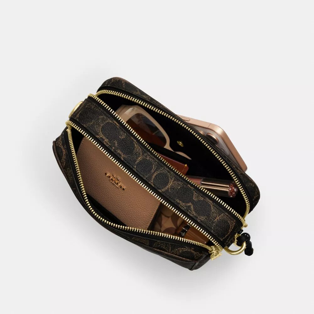 Carey-crossbody-veske i «Loved»-Signature Canvas med anheng
