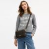 Carey-crossbody-veske i «Loved»-Signature Canvas med anheng