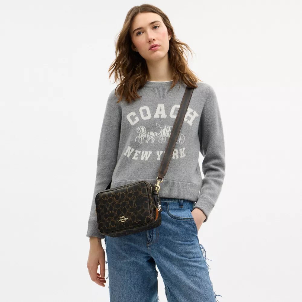 Carey-crossbody-veske i «Loved»-Signature Canvas med anheng