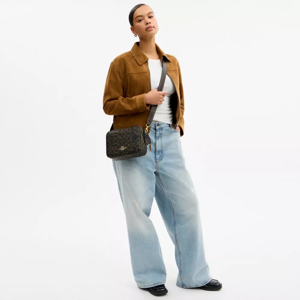 Carey-crossbody-veske i «Loved»-Signature Canvas med anheng