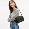 Carey-crossbody-veske i «Loved»-Signature Canvas med anheng