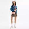 Carey-crossbody-veske i signaturdenim