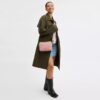 Carey-crossbody-veske i signaturdenim