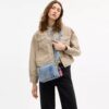 Carey-veske med kryssrem i «Loved Denim» med anheng