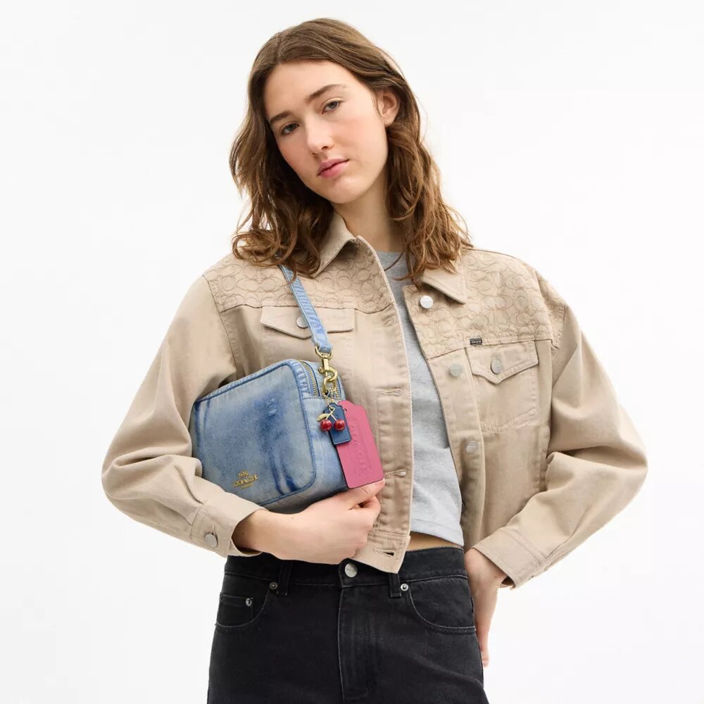 Carey-veske med kryssrem i «Loved Denim» med anheng
