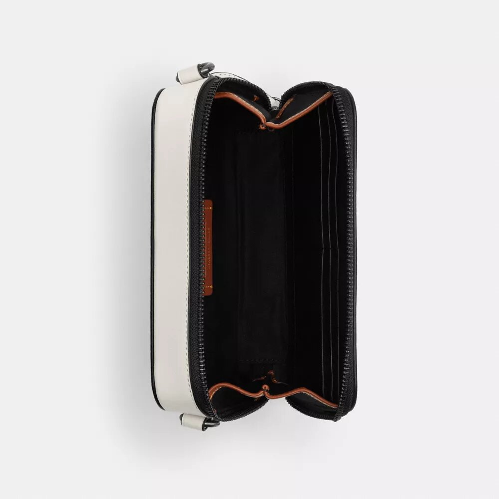 Charter Slim-crossbody-veske i Signature Canvas