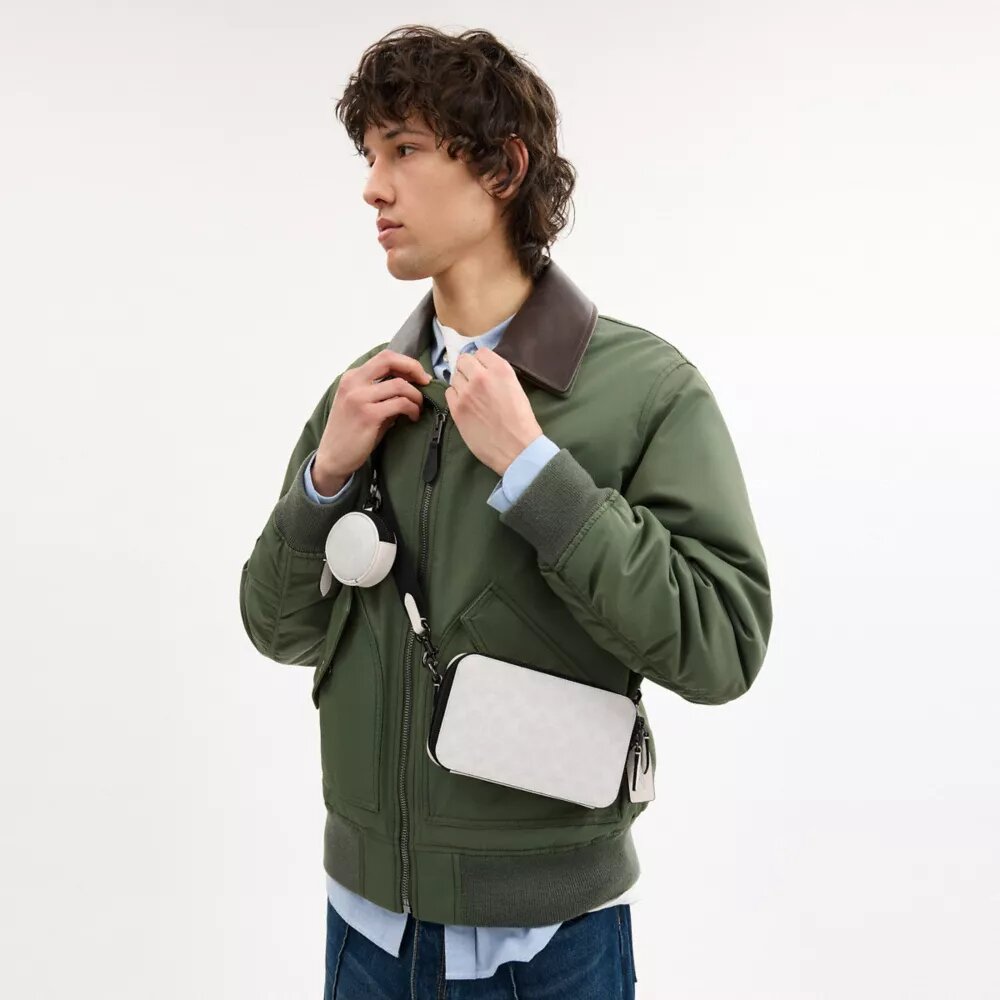Charter Slim-crossbody-veske i Signature Canvas