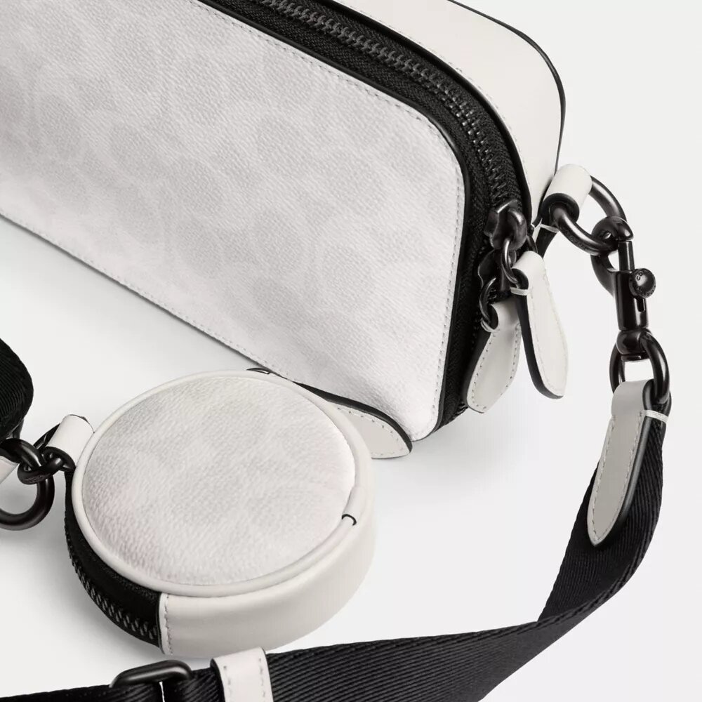 Charter Slim-crossbody-veske i Signature Canvas
