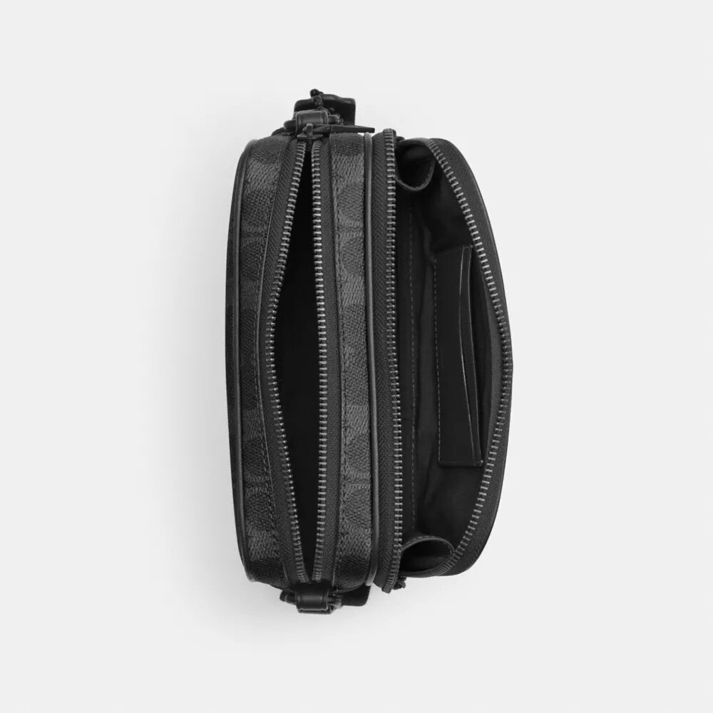 Colton Crossbody Bag 19 i Signature Canvas
