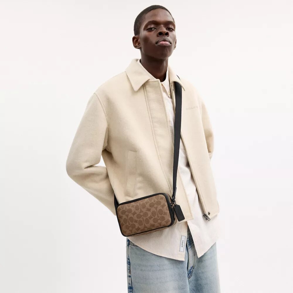 Colton Crossbody Bag 19 i Signature Canvas