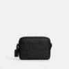 Colton Crossbody Bag 25 i Signature Canvas