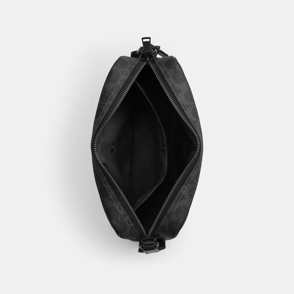 Colton Crossbody Bag 25 i Signature Canvas