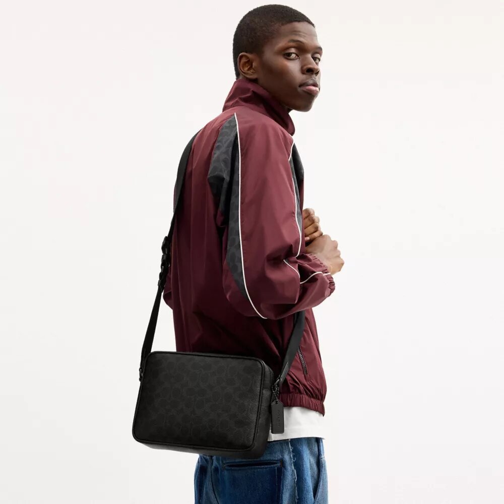 Colton Crossbody Bag 25 i Signature Canvas