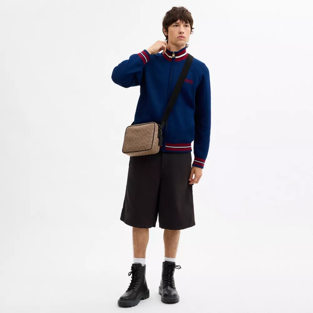 Colton Crossbody Bag 25 i Signature Canvas