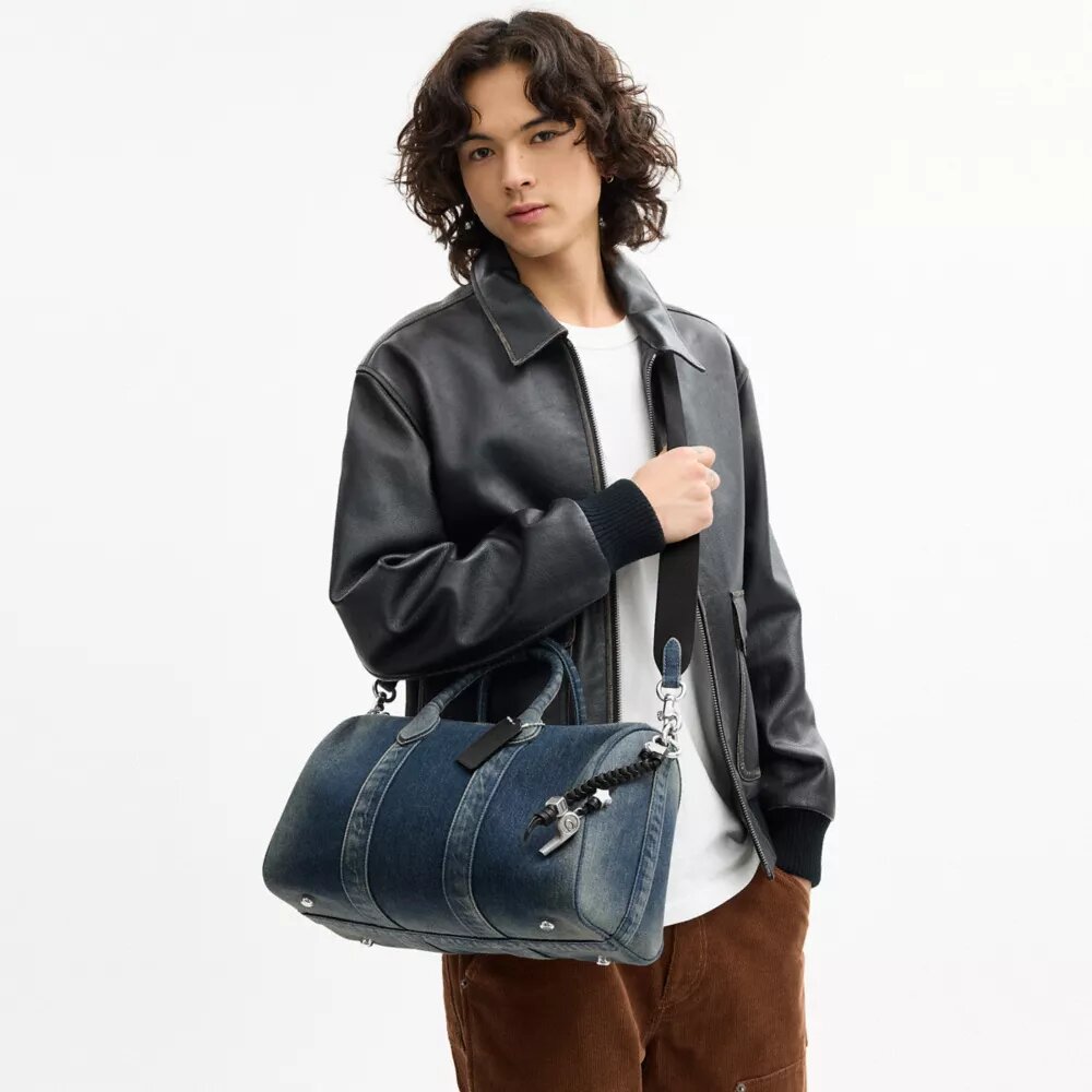 Compass Bag 35 i regenerativ bomullsdenim med anheng