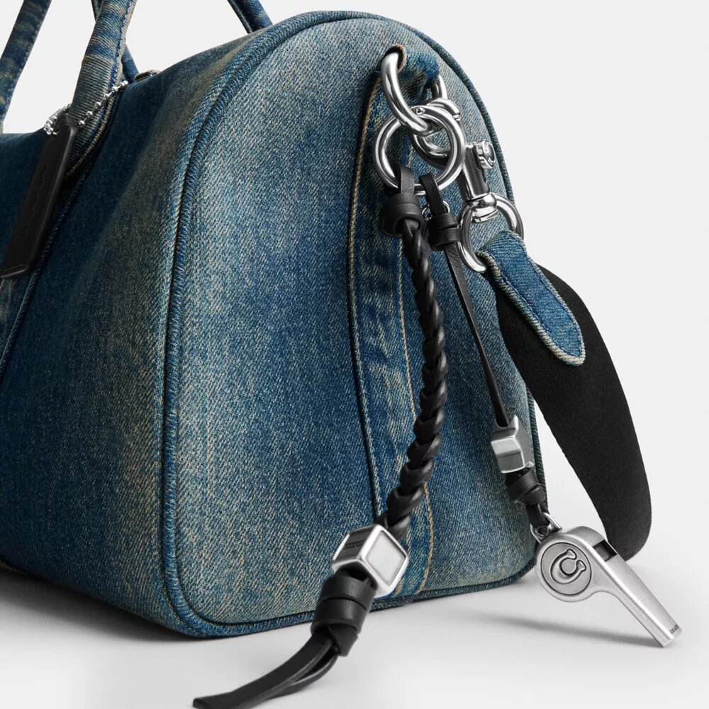 Compass Bag 35 i regenerativ bomullsdenim med anheng