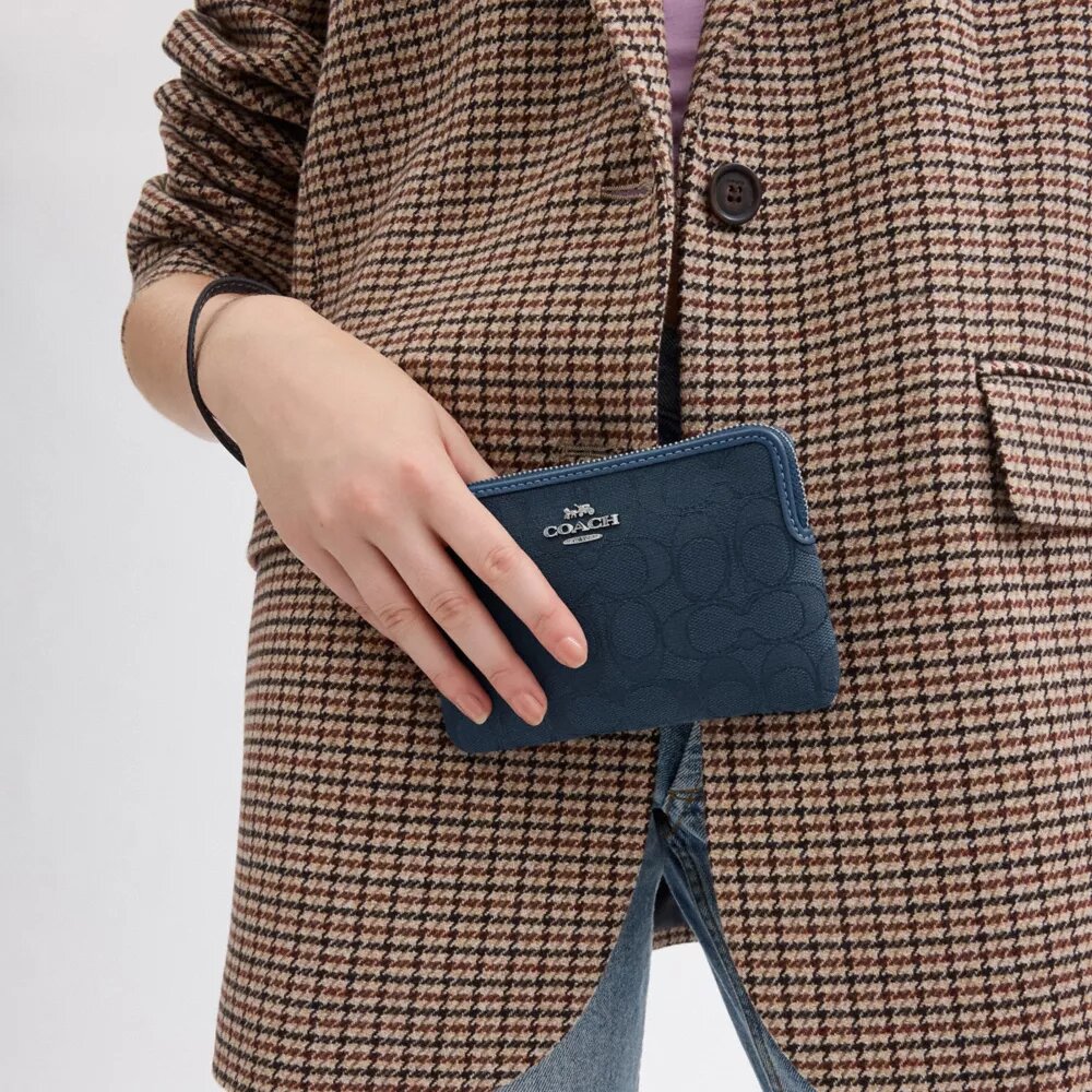 Corner Zip Håndleddsveske i Signature Jacquard