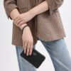 Corner Zip Håndleddsveske i Signature Jacquard