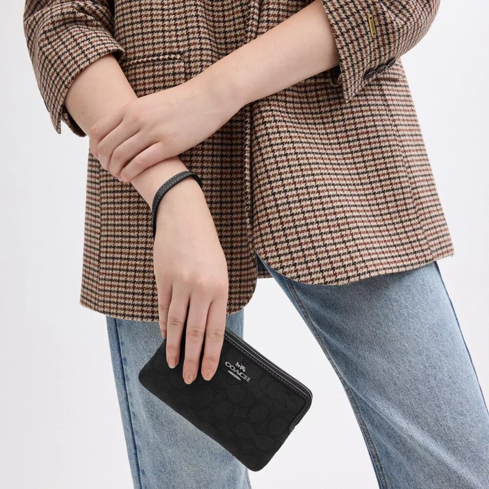 Corner Zip Håndleddsveske i Signature Jacquard
