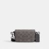 Crossbody-veske med klaff i Signature Canvas