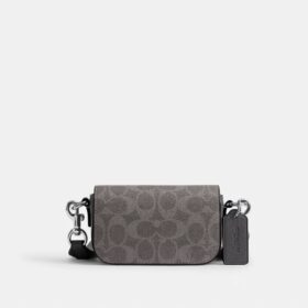 Crossbody-veske med klaff i Signature Canvas
