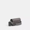 Crossbody-veske med klaff i Signature Canvas