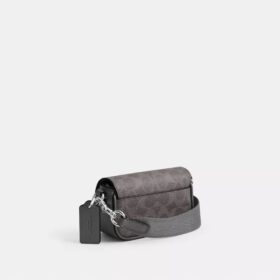 Crossbody-veske med klaff i Signature Canvas