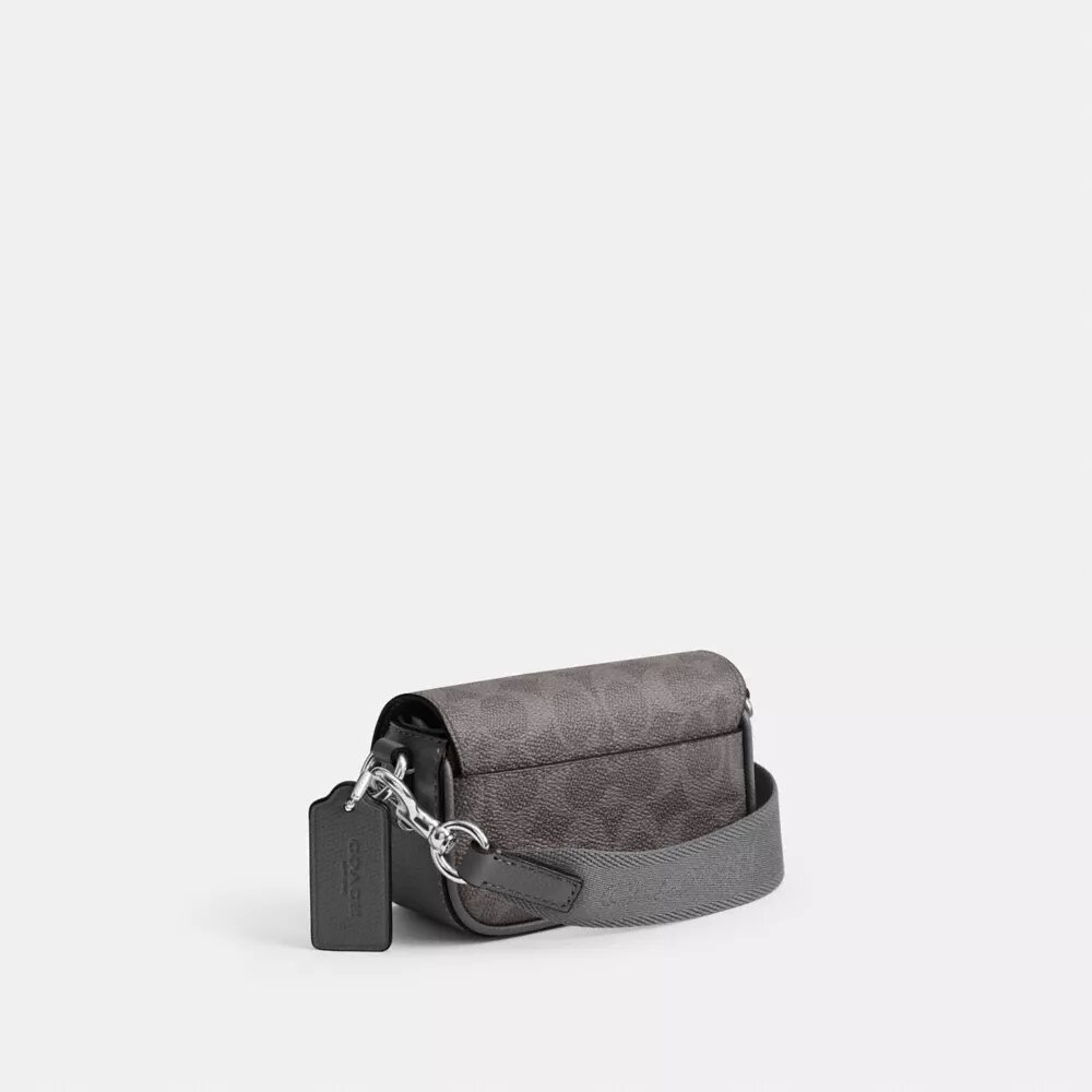 Crossbody-veske med klaff i Signature Canvas
