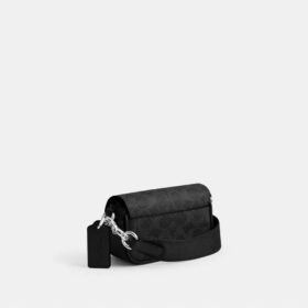 Crossbody-veske med klaff i Signature Canvas